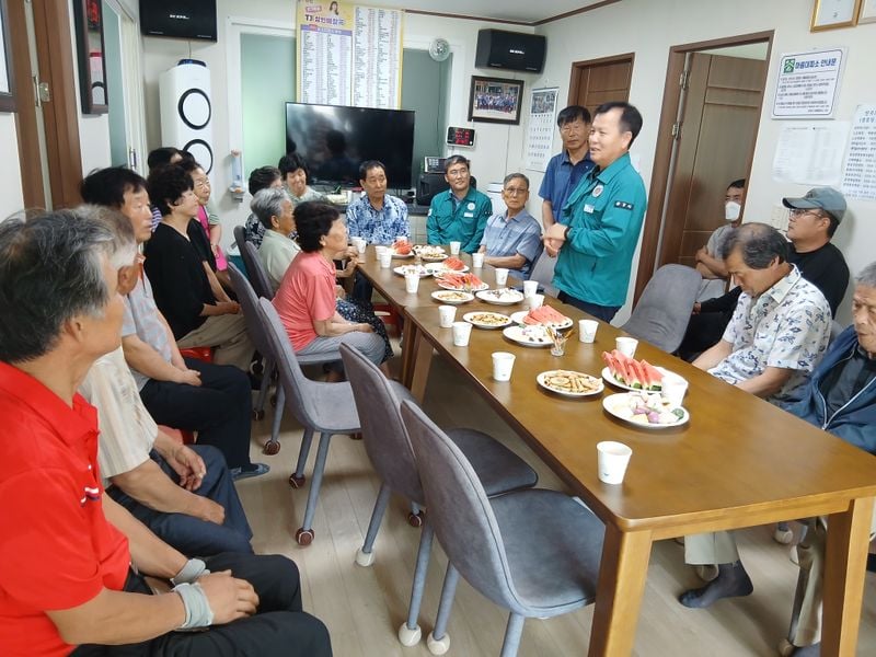 손봉호 동로면장, 경로당 찾아 안부 살피고, 수박 나눠