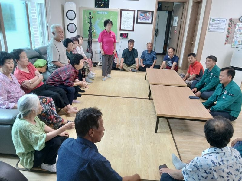 손봉호 동로면장, 경로당 찾아 안부 살피고, 수박 나눠