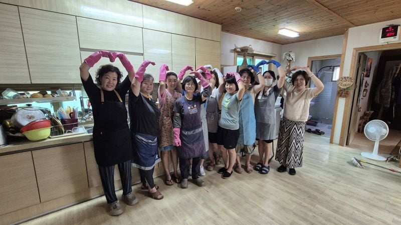문경시종합사회복지관 생활지원사들, 농암면 한 집 대청소