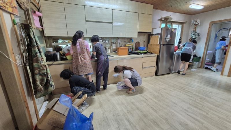 문경시종합사회복지관 생활지원사들, 농암면 한 집 대청소