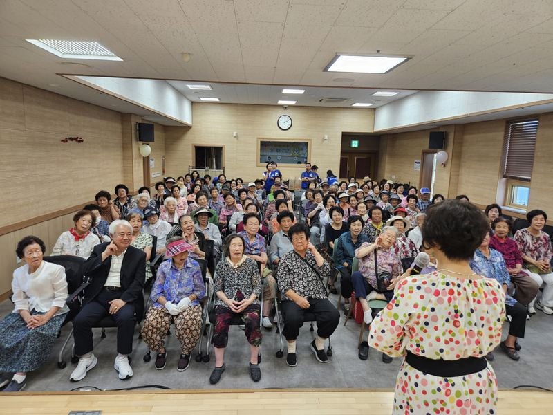 문경시 바르게, 흥덕종합사회복지관 어르신 대상 건강체조·웃음 프로그램 진행