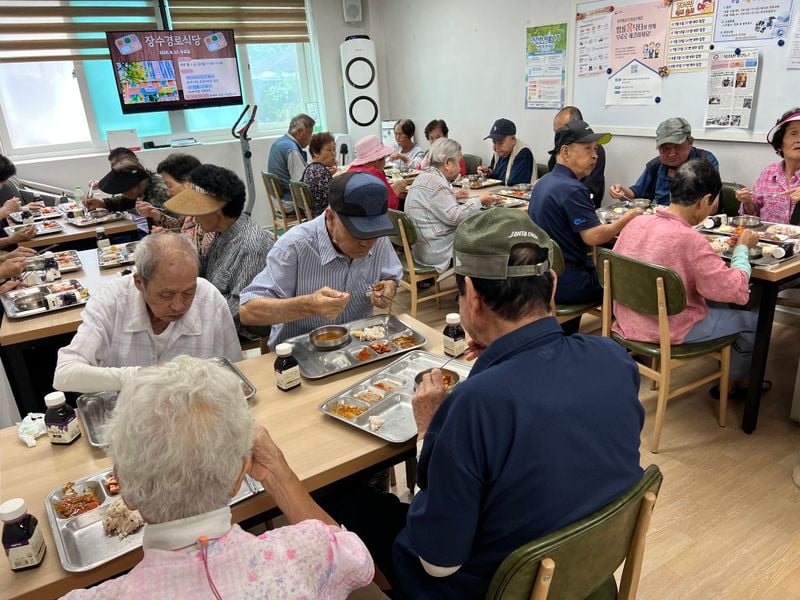 문경시종합사회복지관 장수경로식당, 어르신 일상 잇는 지역사회 돌봄 공간으로
