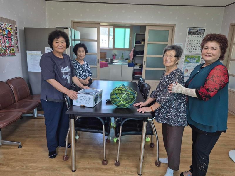 점촌4동 새마을회, 19개 경로당에 수박, 포도 기증