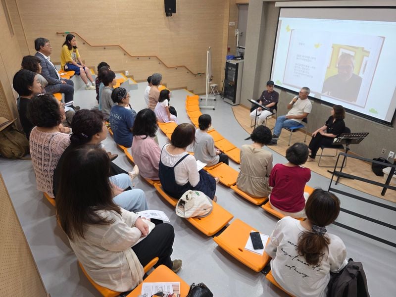 문경 문화꾸러미창작소서 한여름 밤 ‘시 토크’…시인·주민 시로 소통