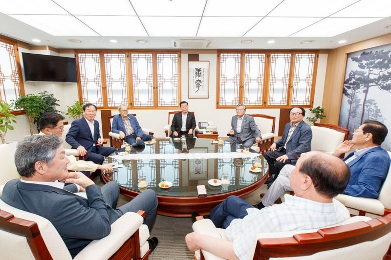 경북도의회 역대 의장 한자리에…문경 출신 이시하·고우현 전 의장 참석