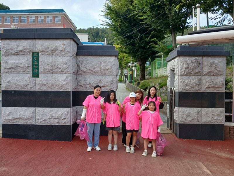 문경ESG애쓰지봉사단, 생수 나눔·어린이보호구역 환경정화