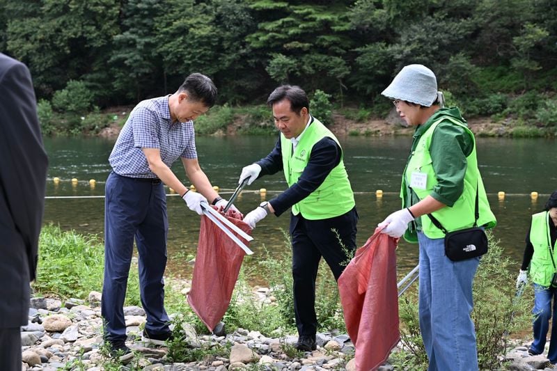 김학홍 시장·서정식 의장도 팔 걷었다…진남교 하천 정화