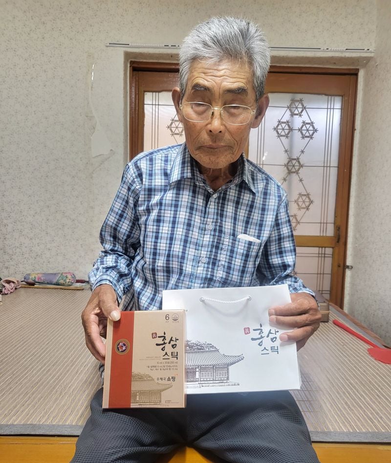 흥덕종합사회복지관, ‘홍삼스틱’ 전달