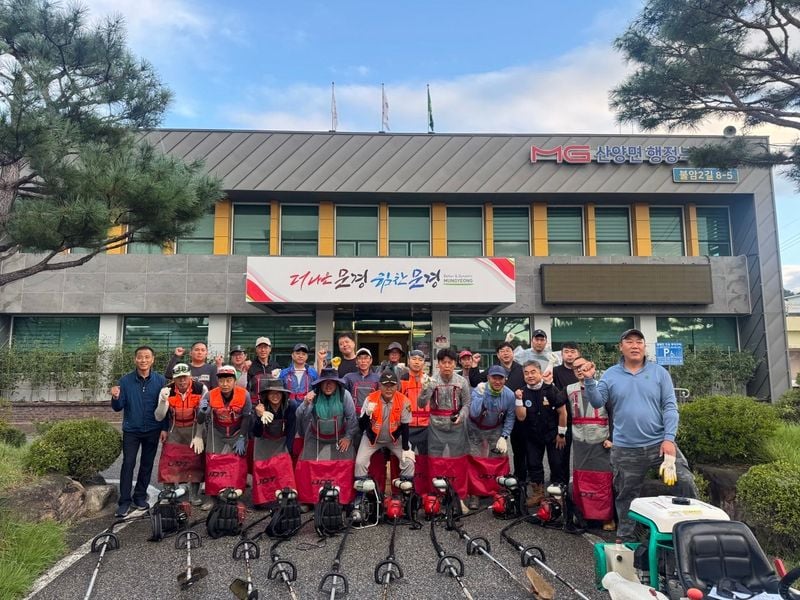 산양면 청년회·의용소방대, 추석맞이 주요 도로변 제초 작업