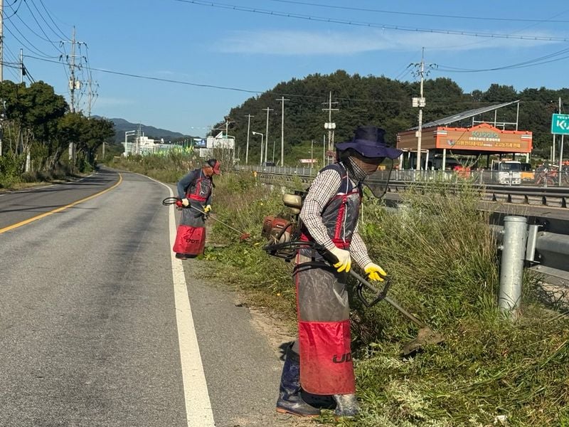 산양면 농촌지도자회, 추석맞이 주요 도로변 제초
