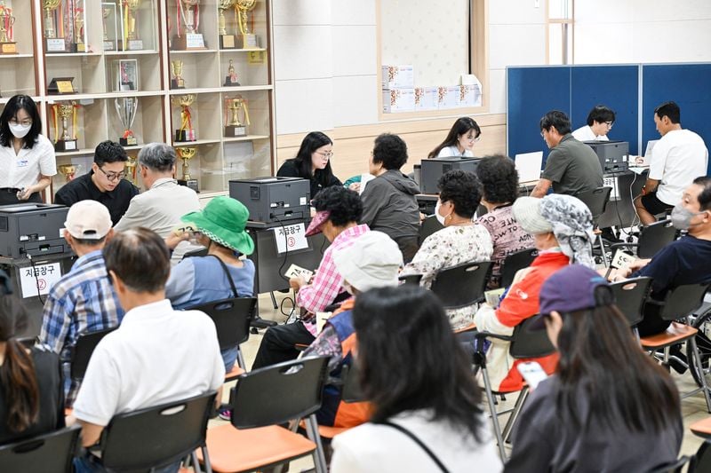 김학홍 문경시장, ‘고유가 위기 대응 지원금’ 신청 현장 방문