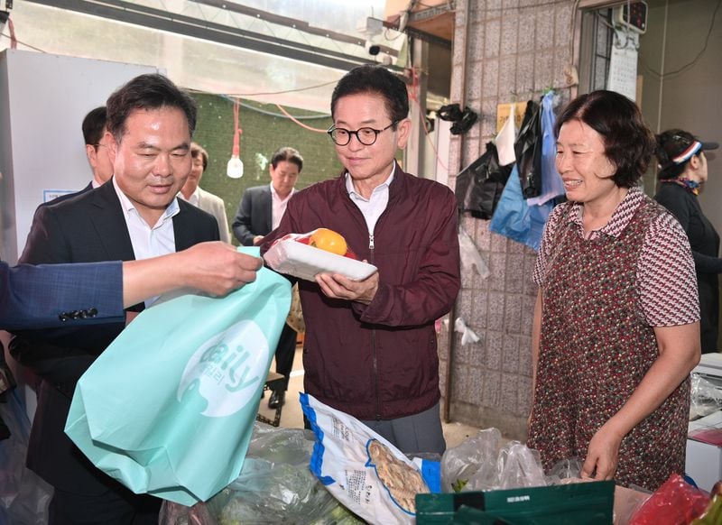 이철우 경북도지사, 점촌전통시장 찾아 민생 현장 살펴