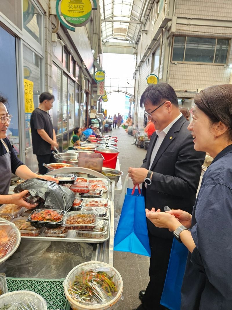 문경교육지원청, 한가위 전통시장 장보기 나서