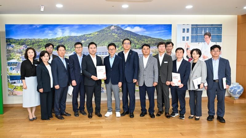 김학홍 문경시장·이철우 경북지사, ‘급이 달라진 만남’…문경 현안 놓고 머리 맞대