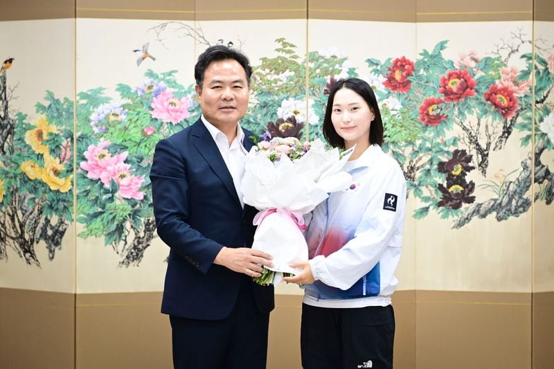 김학홍 문경시장과 엄예진 선수
