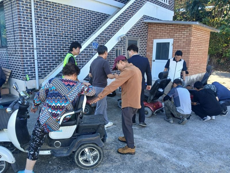 문경ESG애쓰지봉사단, 지역농협과 함께 ‘다함께 안전등 설치’ 행사 성료
