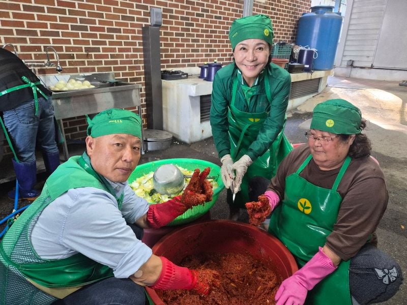 문경시새마을회, 외국인 노동자에게 밑반찬 나눠
