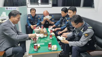 김말수 문경경찰서장, 야간 근무자 찾아 ‘햄버거’ 격려