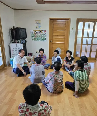 구자균 산양면장, 폭염특보 확대에 따라 경로당 찾아 안부 확인