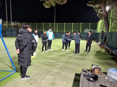 농암면 한우물 족구회에 단체장들이 200만원 격려금 전달