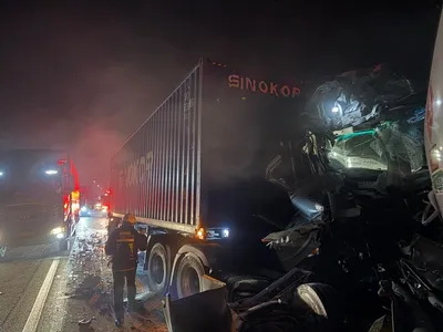 중부내륙고속도로 3중 추돌…고립 운전자 구조