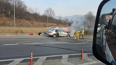 중부내륙고속도로 문경구간 2중 추돌 후 차량 화재…1명 병원 이송
