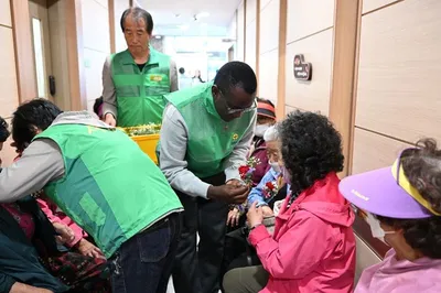 오늘은 어버이날…문경 새마을지도자들, 어르신께 카네이션 달아드려
