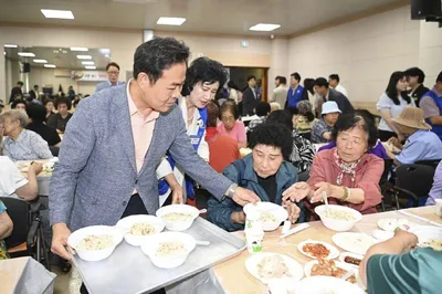 문경시 바르게살기운동, 어르신 100여 명에게 ‘사랑의 삼계탕’ 대접