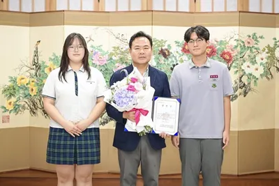 청소년이 직접 뽑은 문경시장…김학홍 시장에 ‘특별한 당선증’