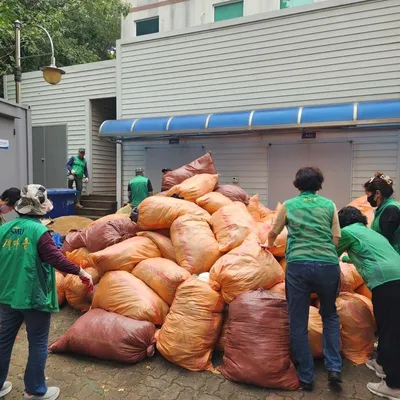 점촌5동 새마을회, 헌 옷 정리