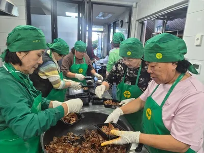 문경시새마을회, 외국인 노동자에게 밑반찬 나눠