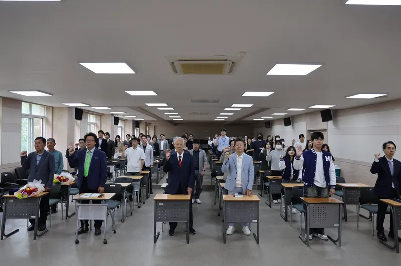 문경대학교 개교 29주년 기념식에서 참석자들이 비전을 제창하는 모습. /문경대학교 제공