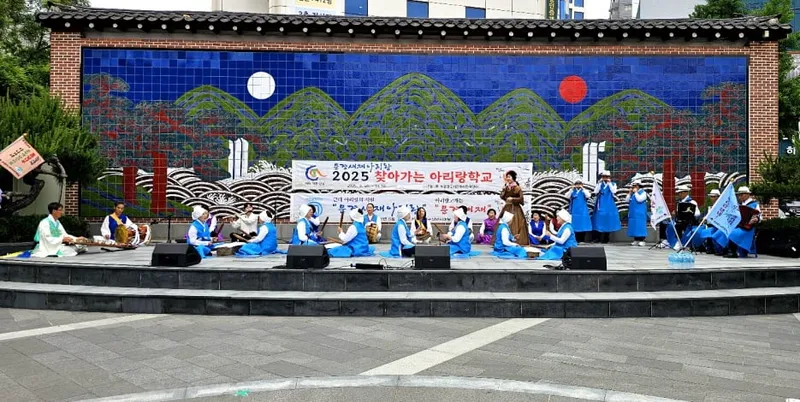 서울 인사동 ‘문경새재아리랑’ 공연 모습. /아리랑도시문경시민위원회 제공