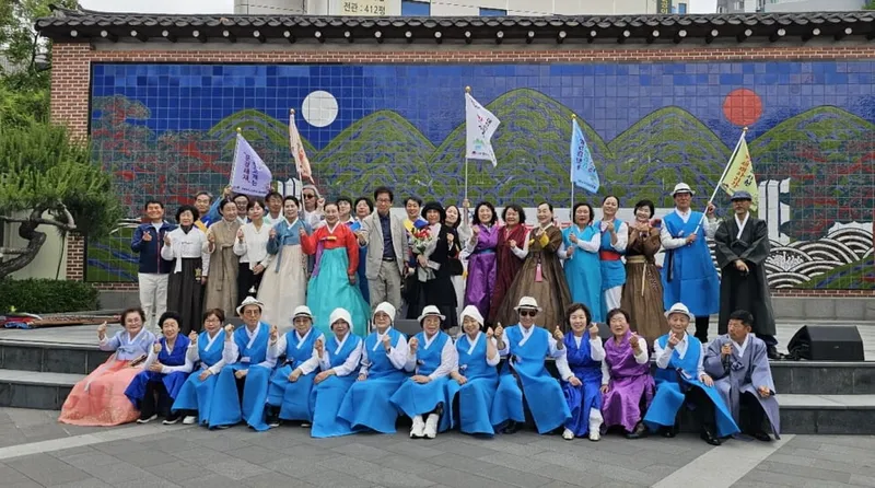 서울 인사동에서 펼친 '2025 찾아가는 아리랑학교' 출연진들. /아리랑도시문경시민위원회 제공