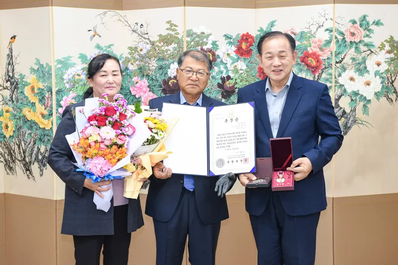 문경시, 고 이유동 병장 유족에 무성화랑무공훈장 전수. /문경시 제공