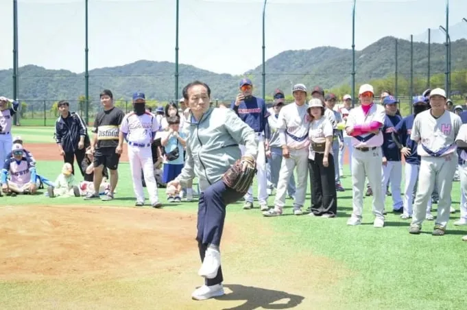 지난해 5월 열린 사회인야구대회에서 시구하는 신현국 문경시장. /문경시 제공