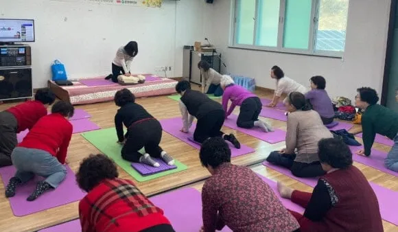 4분의 기적, 경로당 어르신들에게 심폐소생술 교육