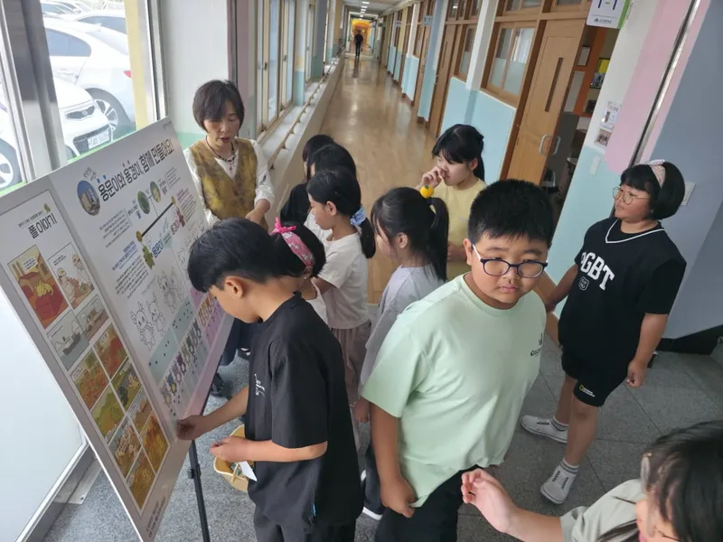 쌍용양회 문경공장 상징 캐릭터를 선정하고 있는 신기초등학교 학생들. /문경시 제공