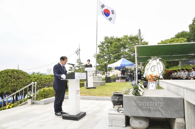 문경시 제70회 현충일 추념식에서 추념사를 하는 신현국 문경시장