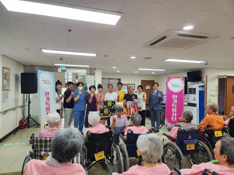 문경한가득봉사단, 문경시립노인전문센터 찾아 음악회 열어